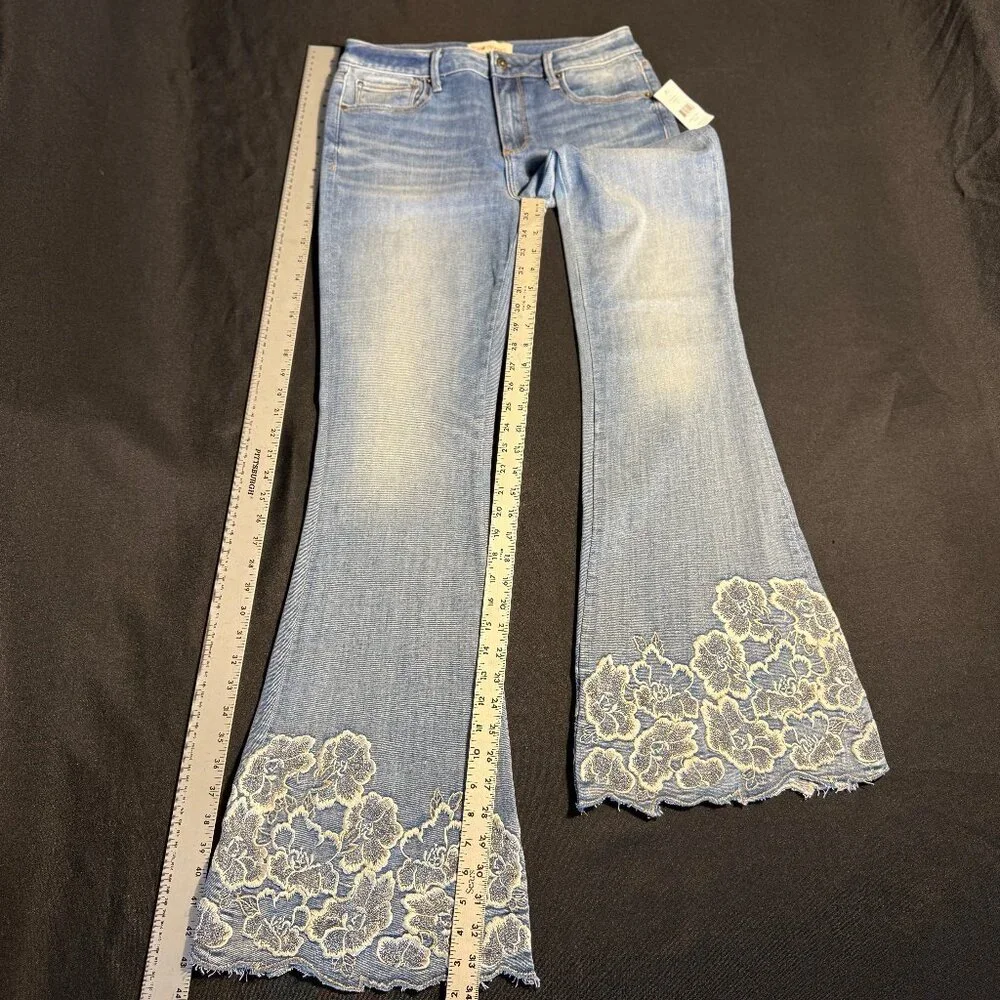 NWT Rare Driftwood Farrah Embroidered Flare Jeans Sz 29 - Picture 8 of 14